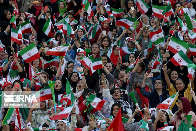 منتخب تصاویر نخستین حضور قانونی زنان ایرانی در ورزشگاه آزادی