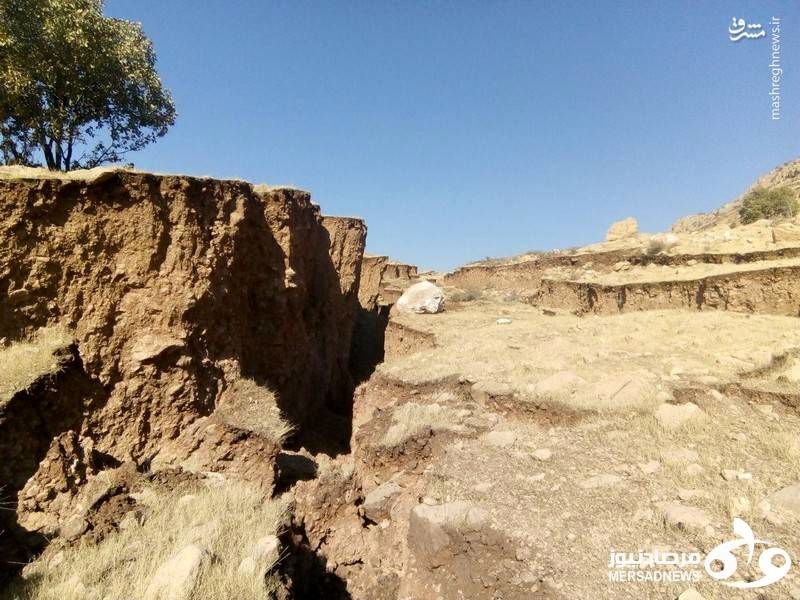 رانش و ایجاد شکاف بزرگ در زمین پس از زلزله در سرپل ذهاب + عکس