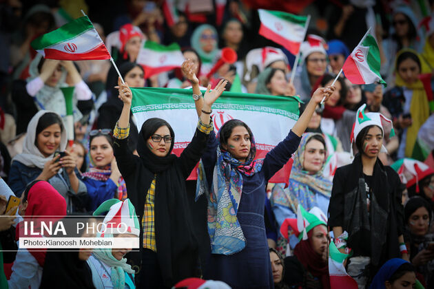 منتخب تصاویر نخستین حضور قانونی زنان ایرانی در ورزشگاه آزادی