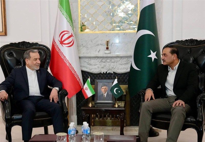 جزئیات دیدار عراقچی با عاصم منیر/ ملاحظات ایران برای پایان جنگ به طرف پاکستانی منعکس شد