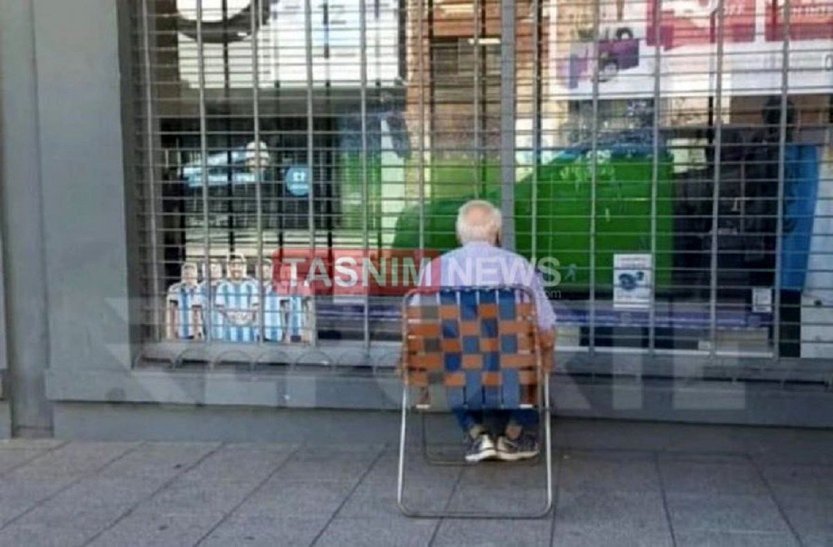 این پیرمرد تمام بازی‌های آرژانتین را از ویترین فروشگاه تماشا کرد/ عکس