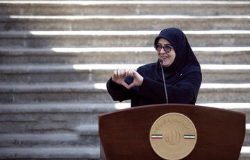 انتقاد تند روزنامه اصولگرا از فاطمه مهاجرانی / پیام فاقد محتوا مخابره می کند / رفتار او برای فضای اینستاگرام خوب است نه تریبون رسمی!