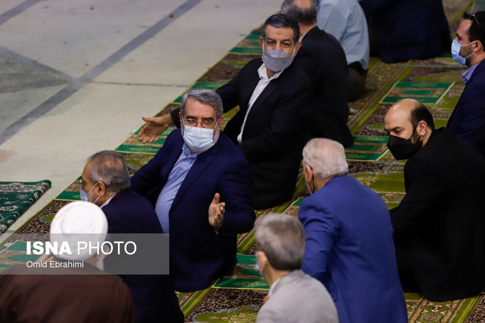 تصویری از وزیر روحانی در کنار معاون رئیسی در نماز عید فطر