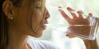   اگر همراه غذا آب بخوریم به این بیماری ها دچار می شویم 