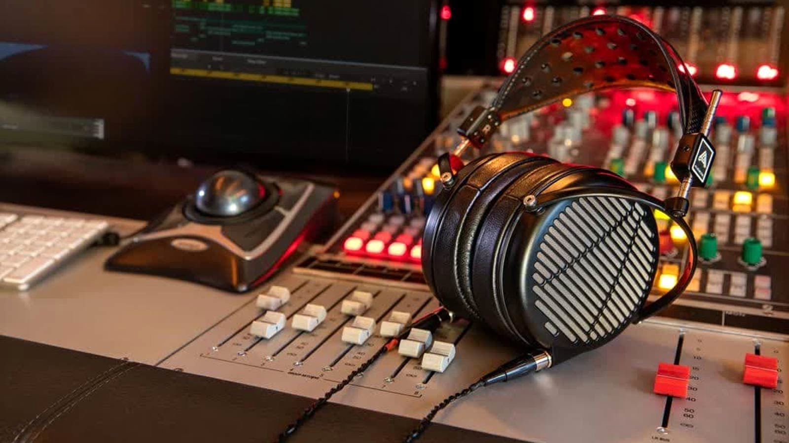 راهنمای خرید هدفون استودیویی؛ هدفون برای میکس و مستر چه ویژگی هایی دارد؟