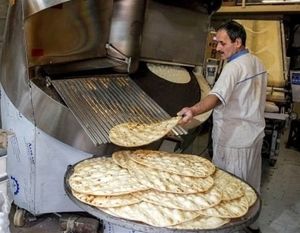 نان از سفره کارگران عقب نشست | هزینه نان چقدر از مزد ماهانه را می‌بلعد؟ | کارگران با سفره خالی‌تر به تیرماه رسیدند