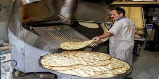 نان از سفره کارگران عقب نشست | هزینه نان چقدر از مزد ماهانه را می‌بلعد؟ | کارگران با سفره خالی‌تر به تیرماه رسیدند