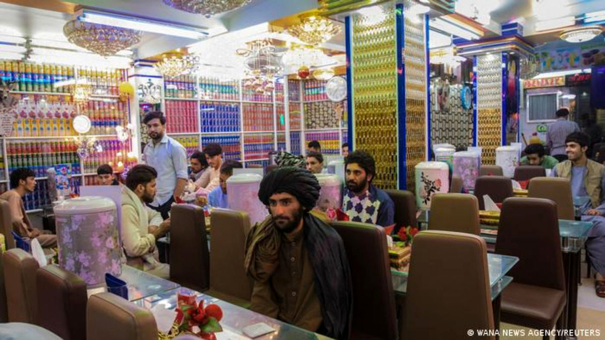 محدودیت جدید طالبان:زنان و مردان خانواده حق ندارند در کنار هم غذا بخورند!
