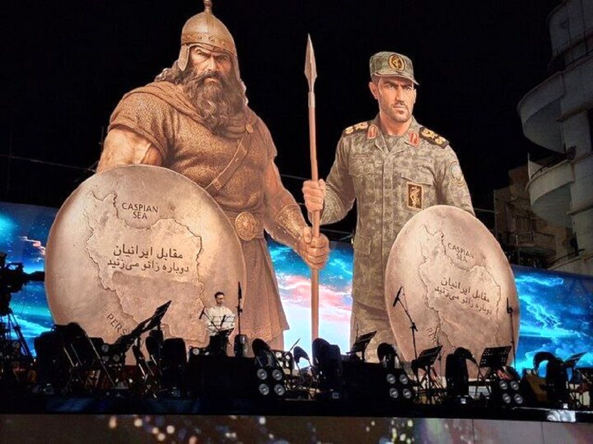 رونمایی از مجسمه «زانو زنندگان برابر ایران»