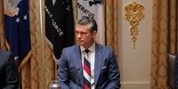 توهین سخنگوی وزارت جنگ آمریکا به خبرنگار/ کراوات وزیر را ننهات براش خریده... احمق!