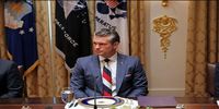 توهین سخنگوی وزارت جنگ آمریکا به خبرنگار/ کراوات وزیر را ننهات براش خریده... احمق!