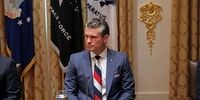 توهین سخنگوی وزارت جنگ آمریکا به خبرنگار/ کراوات وزیر را ننه‌ات براش خریده... احمق!