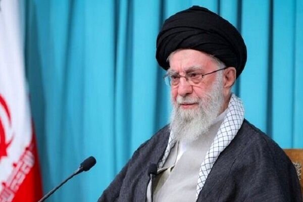 پاسخ کوبنده‌ای که رهبر انقلاب به جاسوس سفارت آمریکا دادند + فیلم