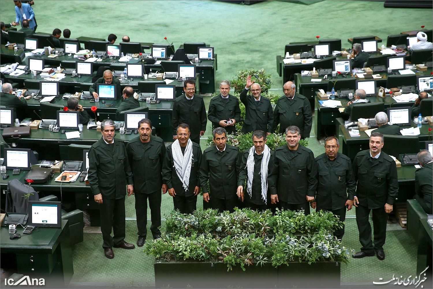 تصاویری از نمایندگان با لباس سپاه پاسداران در صحن علنی مجلس