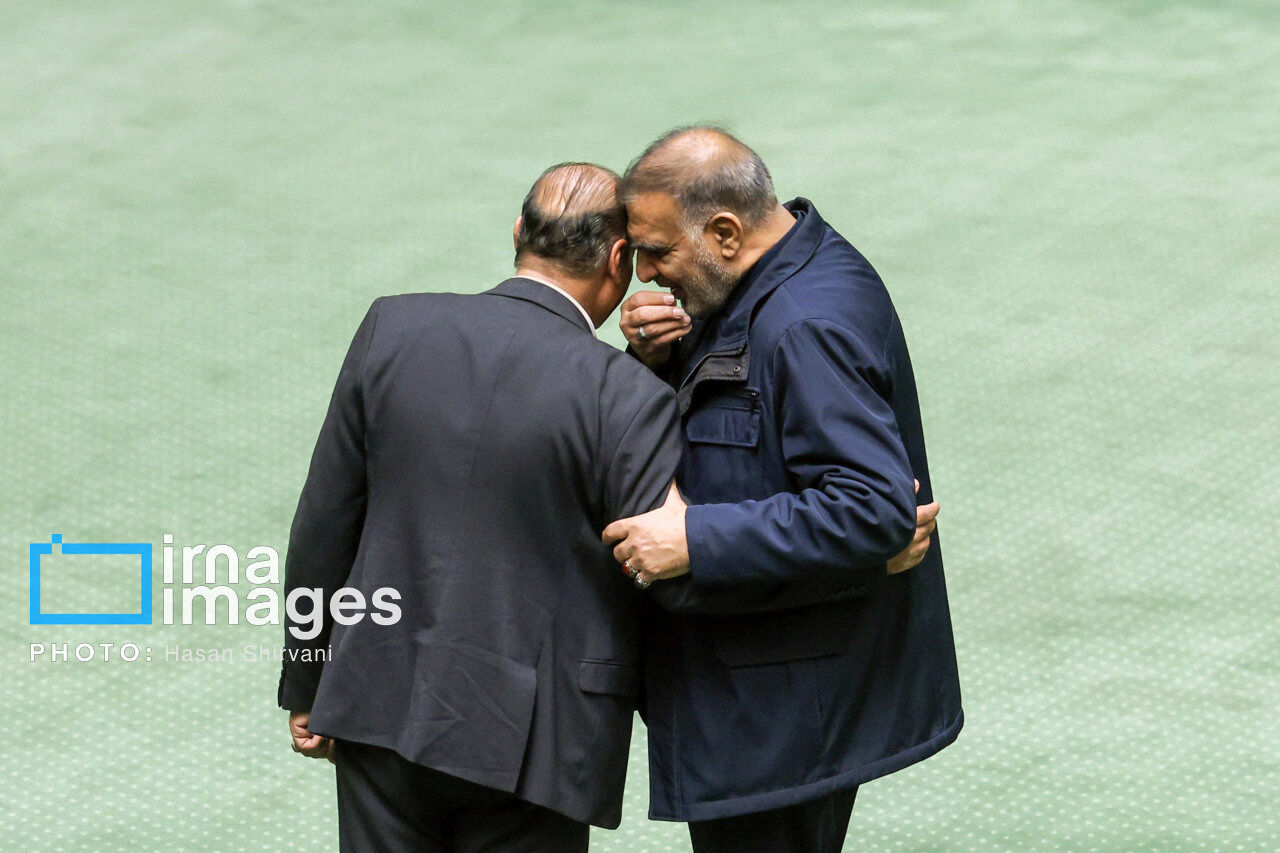 حرف‌های درگوشی نمایندگان مجلس/ تصاویر عجیب از فضای جلسه علنی بهارستان + عکس