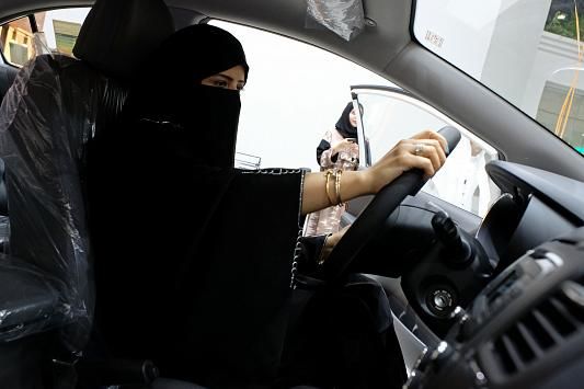 نمایشگاه خودرو زنان در عربستان + عکس