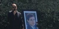 تلاوت قرآن پدر مریم میرزاخانی در کنار مزار دخترش + عکس