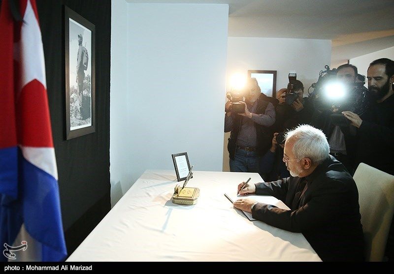 امضا دفتر یادبود درگذشت کاسترو توسط ظریف