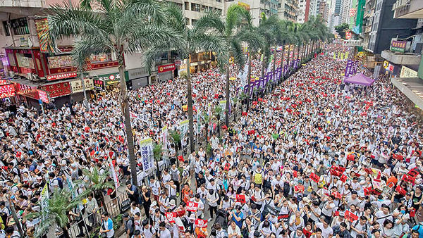 سیل جمعیت بازار‌سهام هنگ‌کنگ را تعطیل کردد