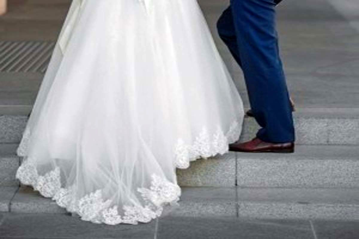 زنی با لباس عروس در مترو+عکس