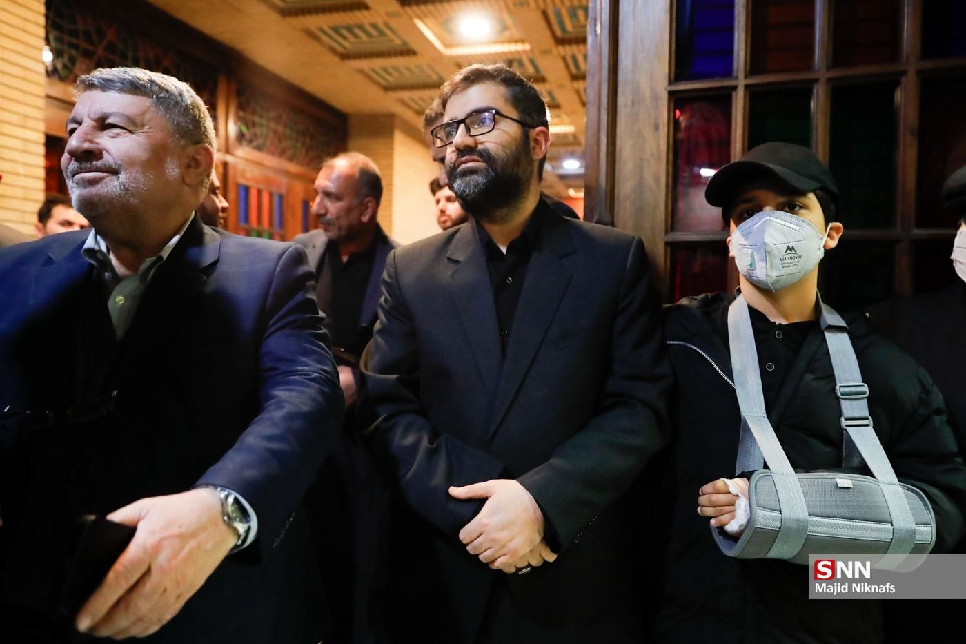 تصاویری از مراسم ختم همسر و فرزندان سقاب اصفهانی/ جهانگیری همنشین عارف شد/ قالیباف هم همنشین علی اکبر صالحی/ این مداح هم بود
