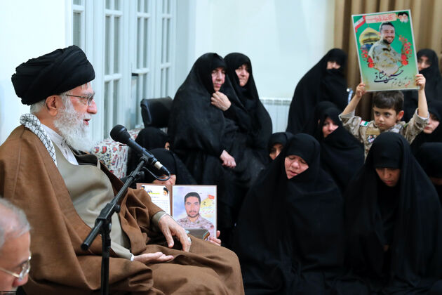 دیدار رهبری با جمعی از خانواده‌های شهدای مدافع حرم