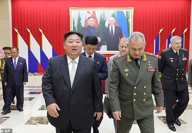 پشت پرده عکس پوتین بر دیوارهای اقامتگاه رهبر کره شمالی+ تصاویر