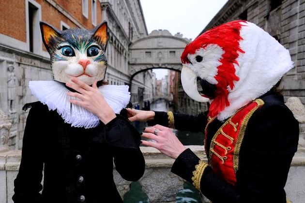 مردم برای جشن کارناوال رنگارنگ سالانه ونیز که امسال به دلیل ویروس کرونا در ونیز ایتالیا لغو شده است ، در کنار پل آه از ماسک های کارناوال استفاده می کنند. 
