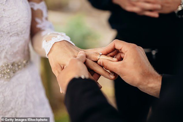 ازدواج مرد 50 ساله با دختر 9 ساله جنجالی شد+عکس