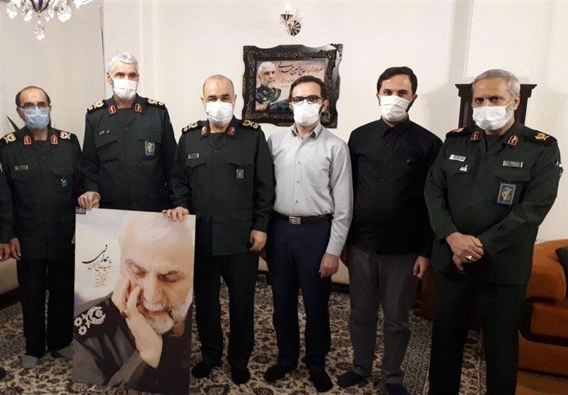 فرمانده کل سپاه در کنار یک خانواده شهید معروف+عکس