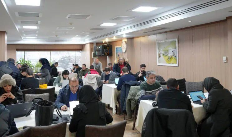 اتصال 30 دقیقه‌ای بازرگان به اینترنت جهانی در فضایی محدود به روایت عضو اتاق ایران | باید ساعت‌ها در صف بمانیم | بخش خصوصی فلج شده است