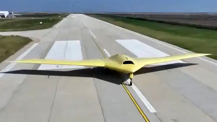 بمب‌افکن بدون سرنشین پرواز کرد / آغاز نبردی جدید در آسمان‌