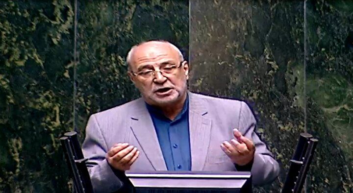 حاجی‌دلیگانی: دولت یک میلیون تومان به مردم می‌دهد اما قدرت خرید مردم پنج میلیون تومان کاهش یافته است
