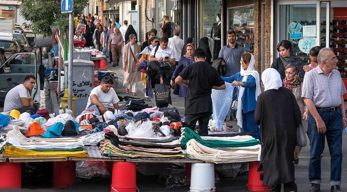 حق‌حساب میلیاردی برای دستفروشی در پیاده‌روهای تهران/ سوءاستفاده برخی مأموران از نام شهرداری