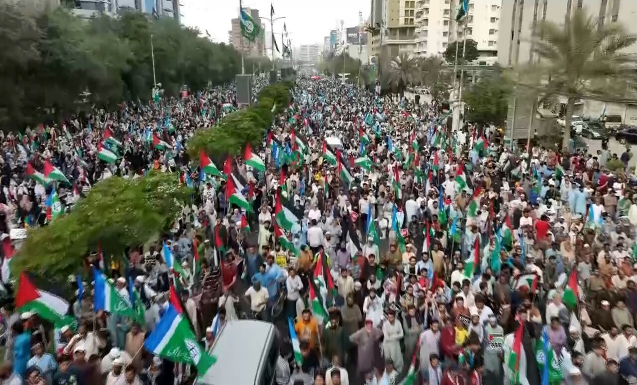 مردم کراچی به خیابان آمدند/ ماجرای اعتراض هزاران نفر چیست؟