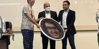 شلوار گل گلی یک استاد دانشگاه معروف به نشانه اعتراض جنجالی شد + تصاویر
