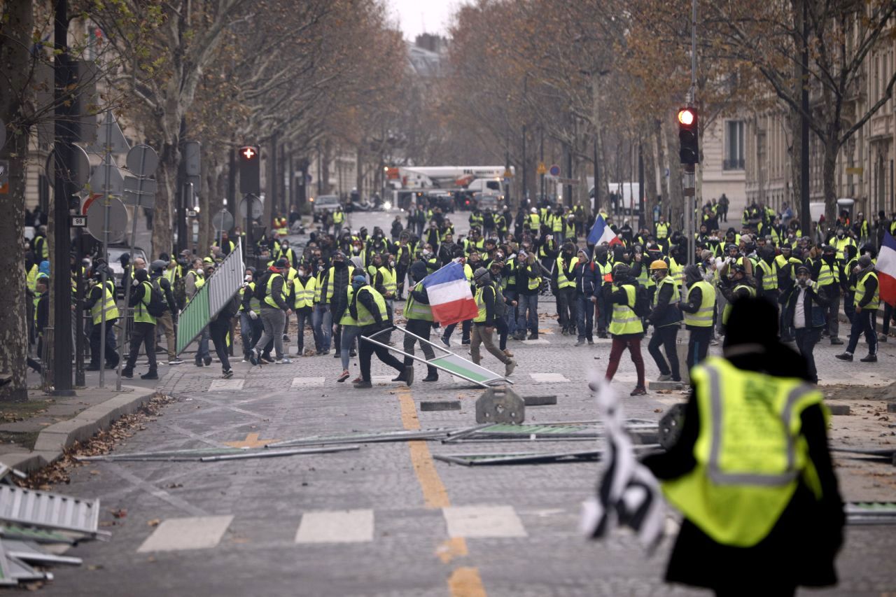 اعتراضات فرانسه؛ لباس‌شخصی‌ها در میان معترضان/تجمع 5 هزار نفری در شانزلیزه/ بازداشت حدود 500 نفر