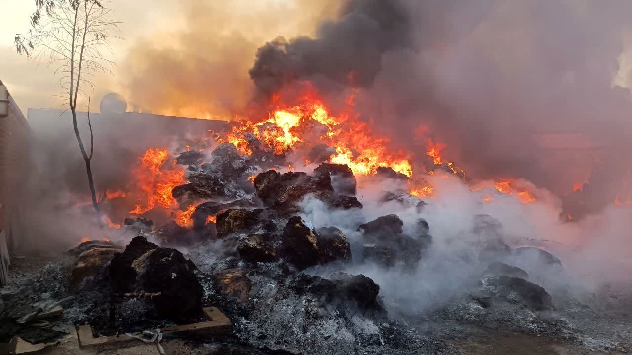 آتش‌سوزی در یک انبار کارخانه ریسندگی در اصفهان + فیلم