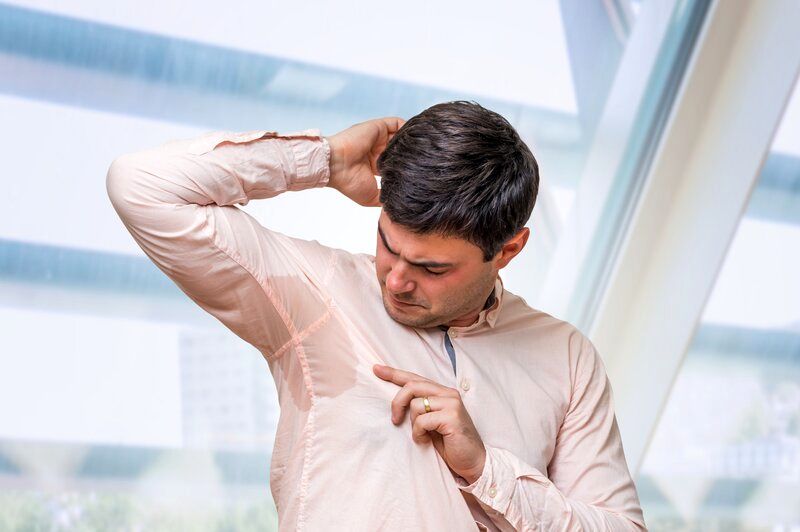 چه گیاهانی به کاهش بوی عرق کمک می‌کنند؟/ تعریق زیاد در چه مزاجی طبیعی است؟/ چرا برخی افراد اصلاً عرق نمی‌کنند؟ 