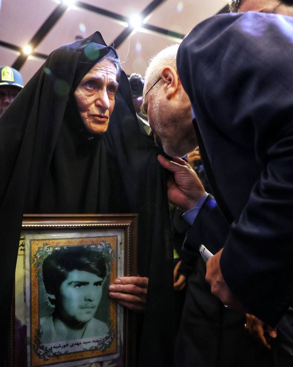 تصویری زیبا از بوسهٔ قالیباف بر چادر مادر شهید سیدمهدی خورشیدی