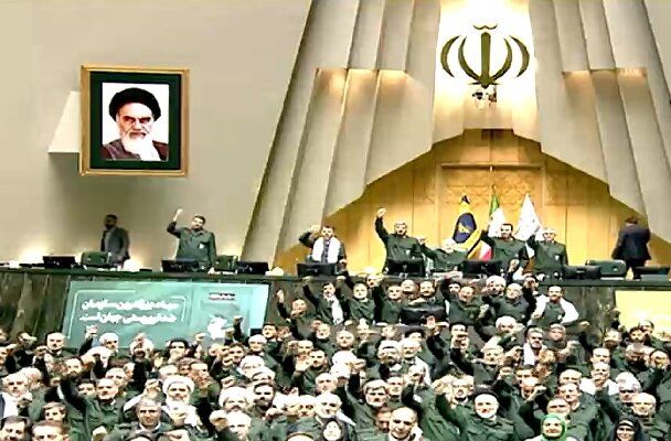 مشت‌های گره زده نمایندگان مجلس در حمایت از سپاه/ فریاد «اروپا ننگت باد» در بهارستان طنین انداز شد