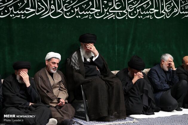 عزاداری شب عاشورا در حسینیه امام خمینی با حضور رهبری، قاسم سلیمانی، مقتدی صدر، احمدی‌نژاد
