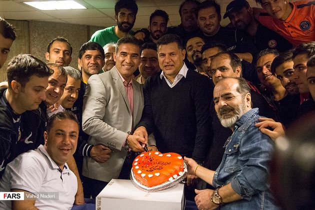 جشن تولد علی دایی در حاشیه تمرین تیم نفت