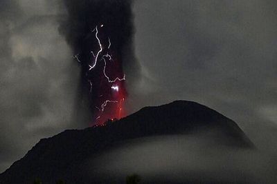 فوران آتشفشان در اندونزی+ جزئیات