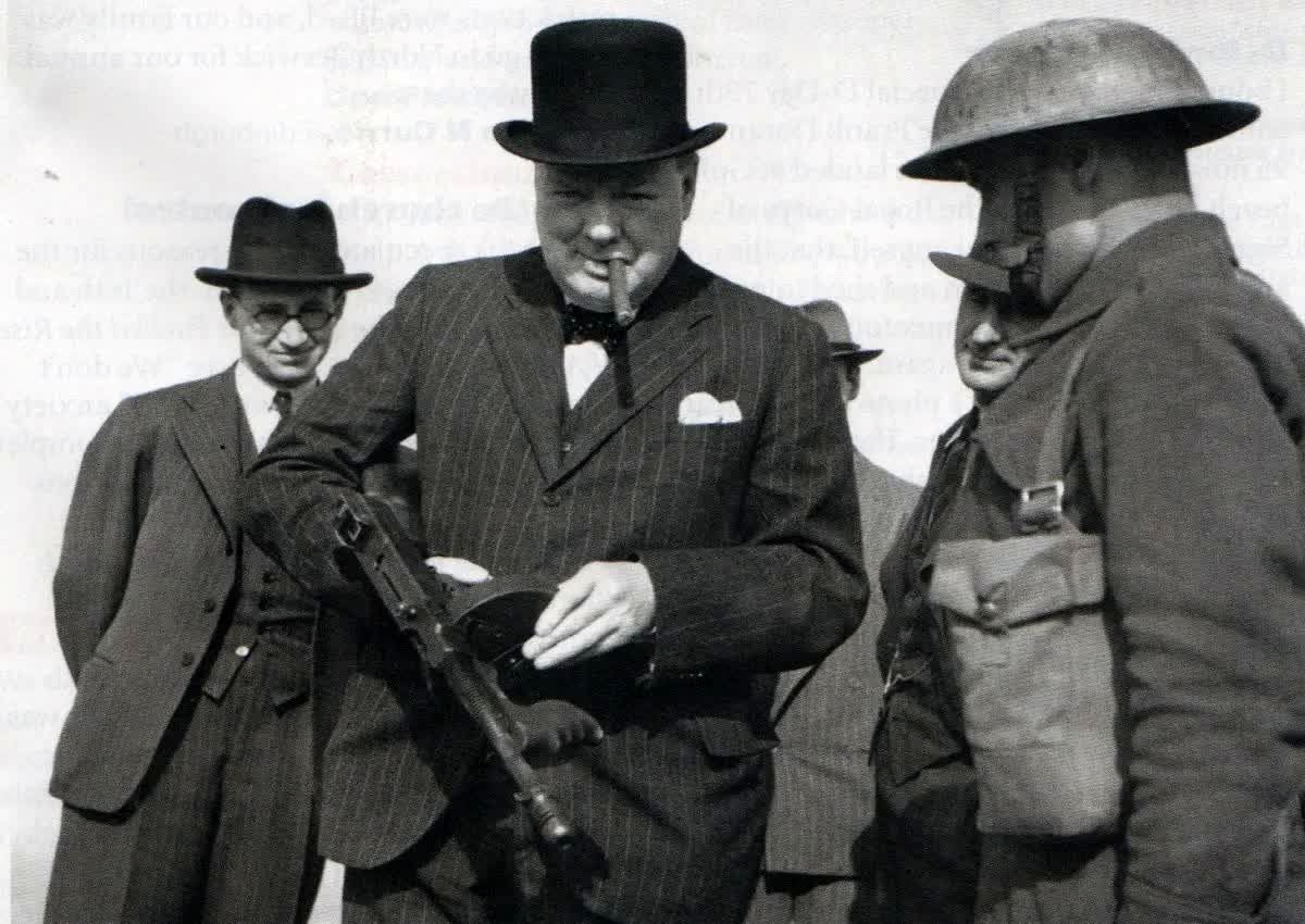 جنجالی‌ترین عکس چرچیل؛ کلاه سیلندری و مسلسل آمریکایی