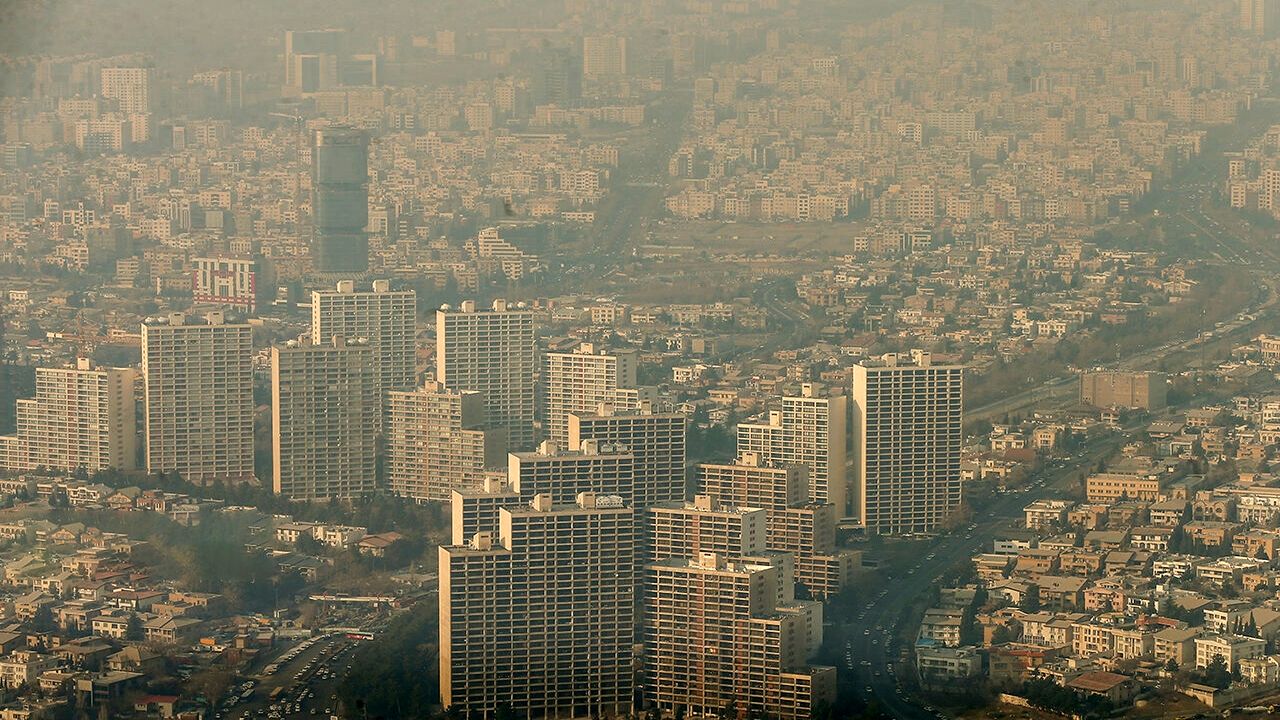 شدت گرفتن پدیده وارونگی دما در تهران / لایه ارتفاعی و عمق اختلاط هوا بسیار پایین آمده است