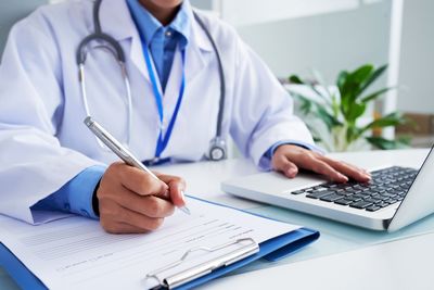 پزشکان افغان در ایران؛ شایعه است یا واقعیت دارد؟