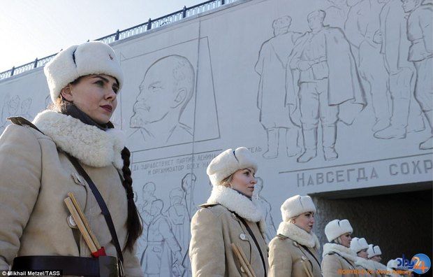 ولادمیر پوتین در میان دختران ارتش سرخ + عکس