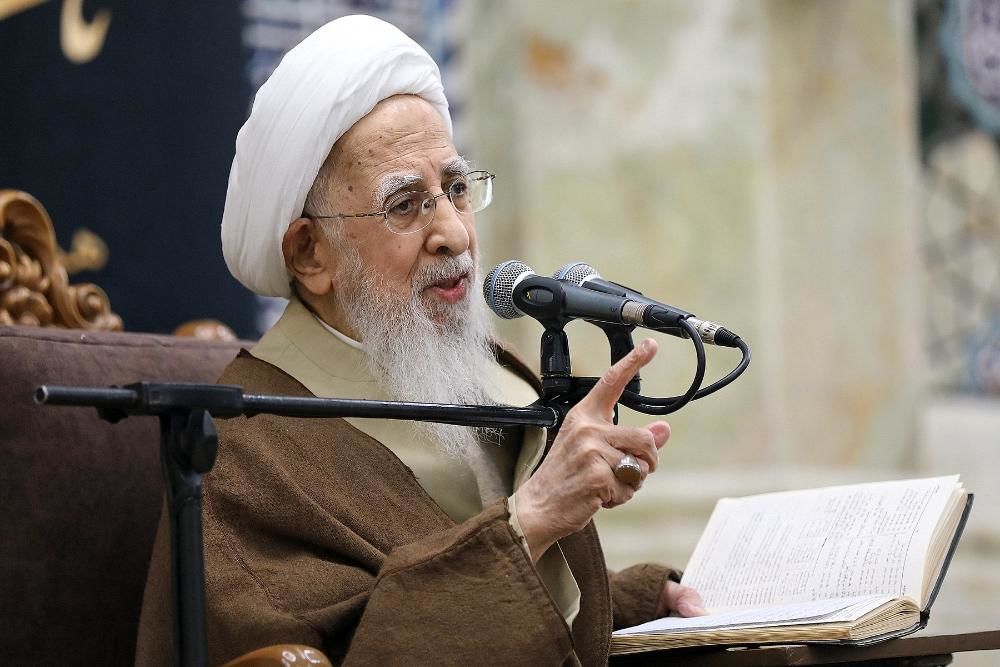 آیت الله جوادی آملی: اگر مسئولی کاری انجام دهد که حیثیت ملت و مملکت آسیب ببیند، در امانت خدا خیانت کرده/ آبروی ملت دست مسئولین امانت است