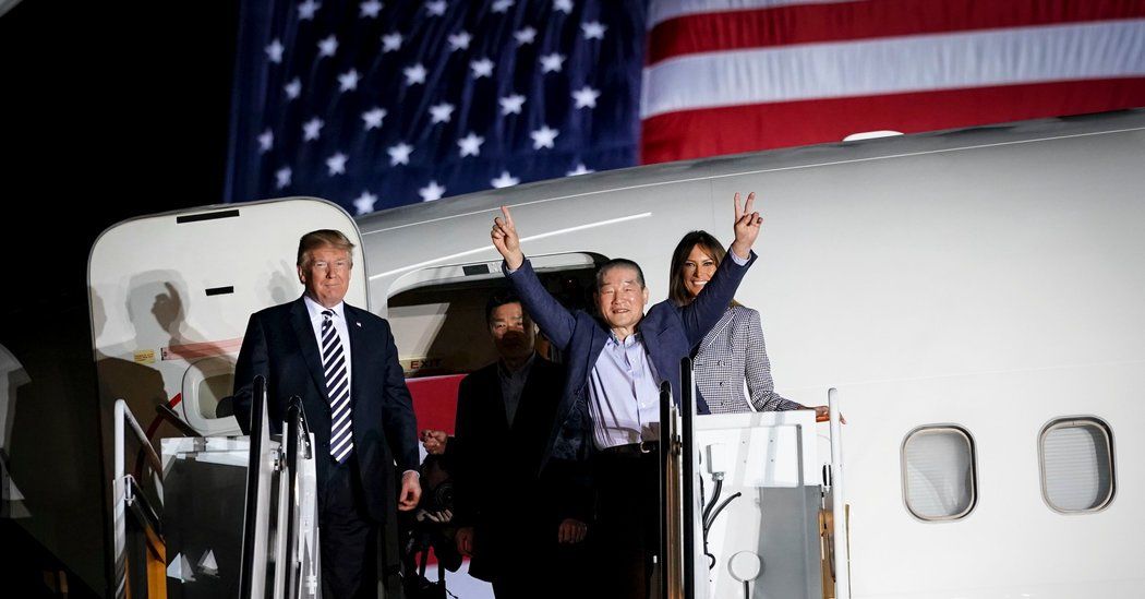 استقبال ترامپ و همسرش ملانیا از 3 زندانی آزاد شده از کره شمالی+عکس